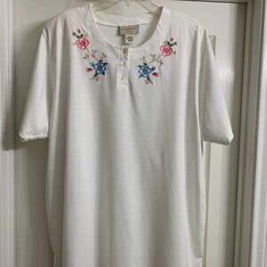 Capistrano Women's White Blouse with Embroidered Flowers, Size 26/28, NWT